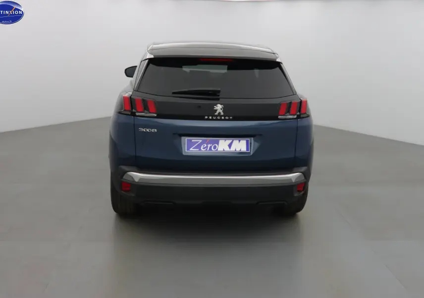 Vue arrière d'un Peugeot 3008 bleu Célèbes Métal avec feux arrière à griffes et hayon fermé dans un studio.