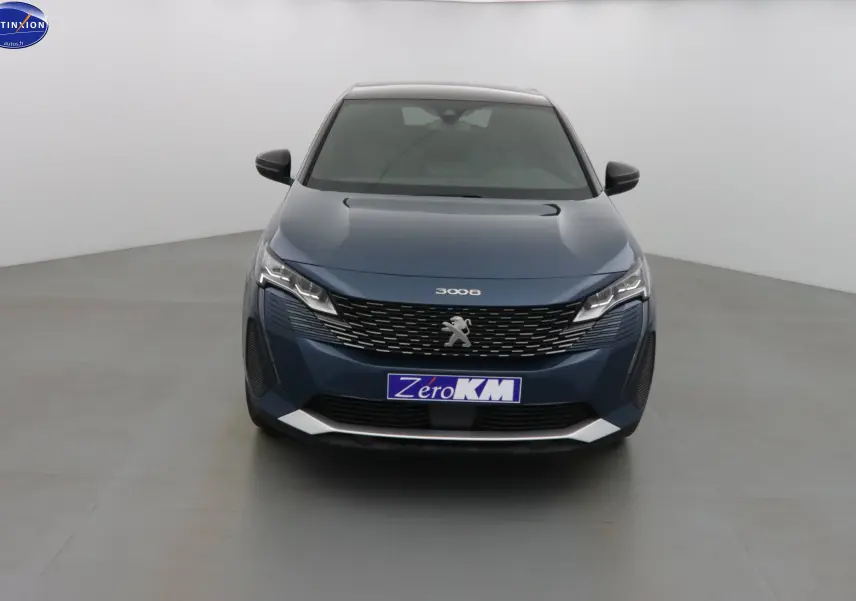 Vue frontale d'un Peugeot 3008 bleu Célèbes Métal avec calandre noire et logo lion argenté bien visible.