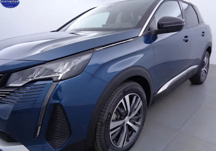Vue 3/4 avant droit d'un Peugeot 3008 2023 bleu Célèbes Métal avec phares LED et jantes alliage bicolores.