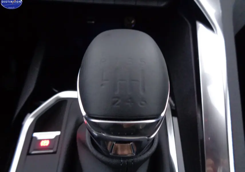 Le levier de vitesse manuel noir du Peugeot 3008 2023, version essence, avec marquages des six rapports visibles.