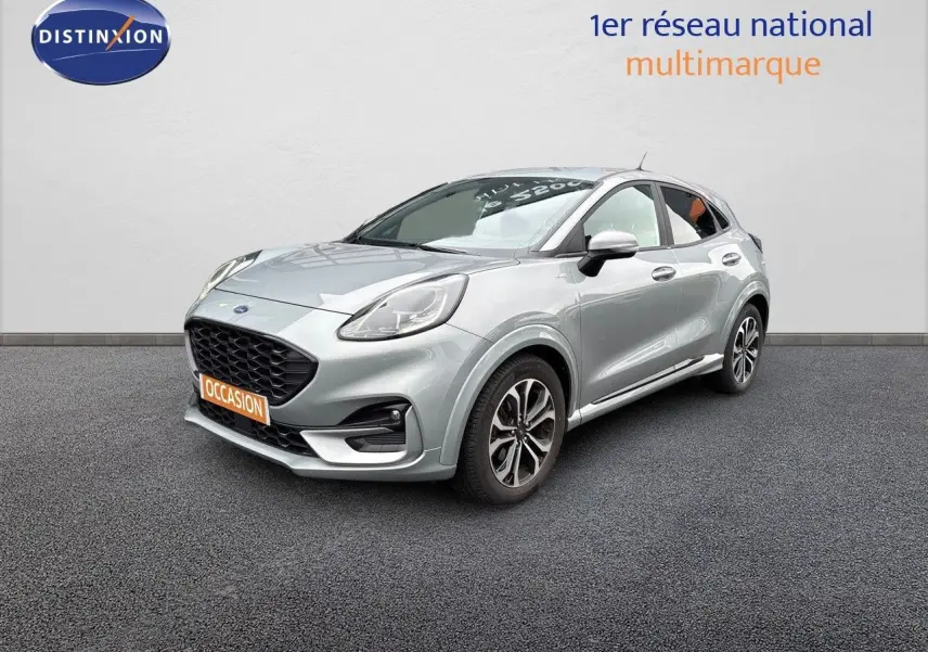 Vue 3/4 avant droite d'une Ford Puma gris solar avec calandre noire et jantes alliage distinctives.