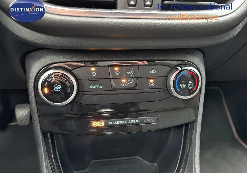 Tableau de bord de Ford Puma gris Solar 2022, détail des commandes de climatisation et ventilation allumées.