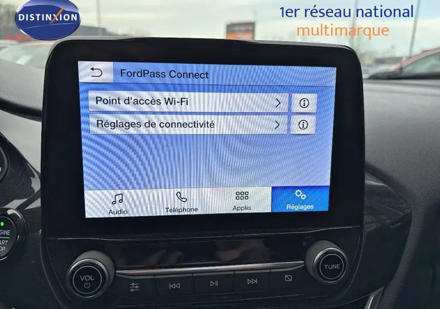 Écran tactile central du Ford Puma 2022 montrant les réglages de connectivité et point d'accès Wi-Fi.