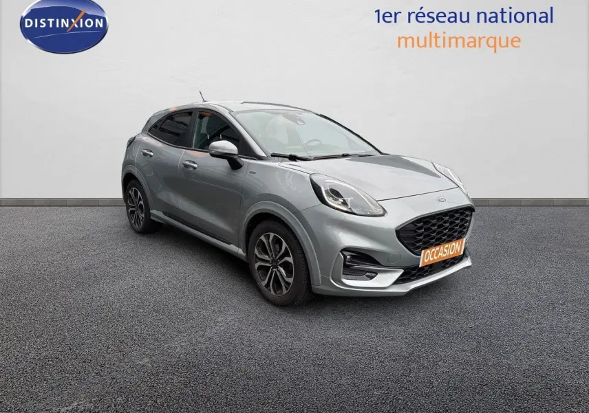 Ford Puma gris solar en 3/4 avant droit, avec calandre noire et jantes alliage distinctives.