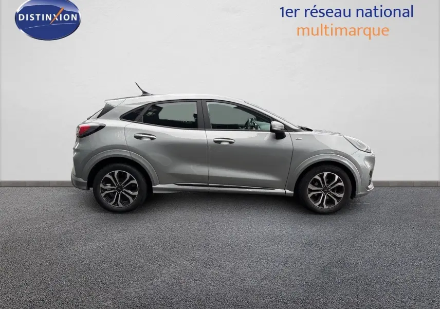 Ford Puma gris Solar en profil droit, mettant en valeur ses jantes alliage et lignes dynamiques.