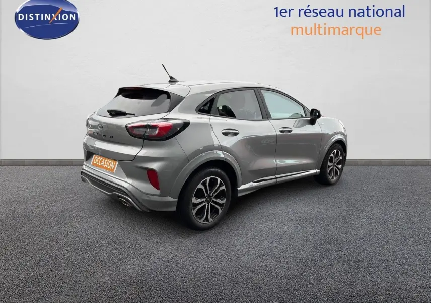 Vue 3/4 arrière droite d'un Ford Puma gris Solar avec jantes alliage et finition ST-Line Design.
