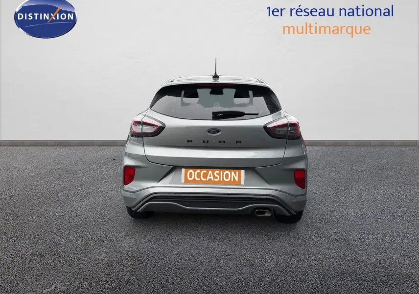 Vue arrière d'une Ford Puma gris solar 2022 avec feux LED et plaque d'immatriculation orange "OCCASION" visible.