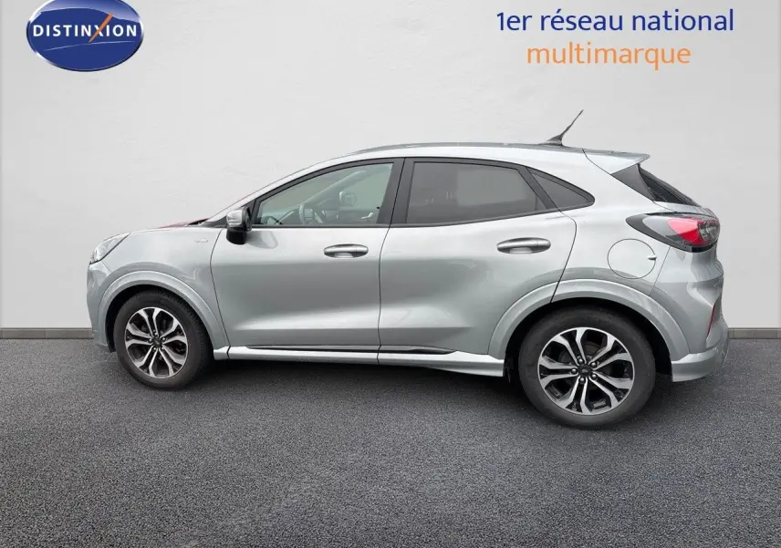Ford Puma gris solar vu de profil côté gauche, soulignant ses jantes alliage et lignes dynamiques.