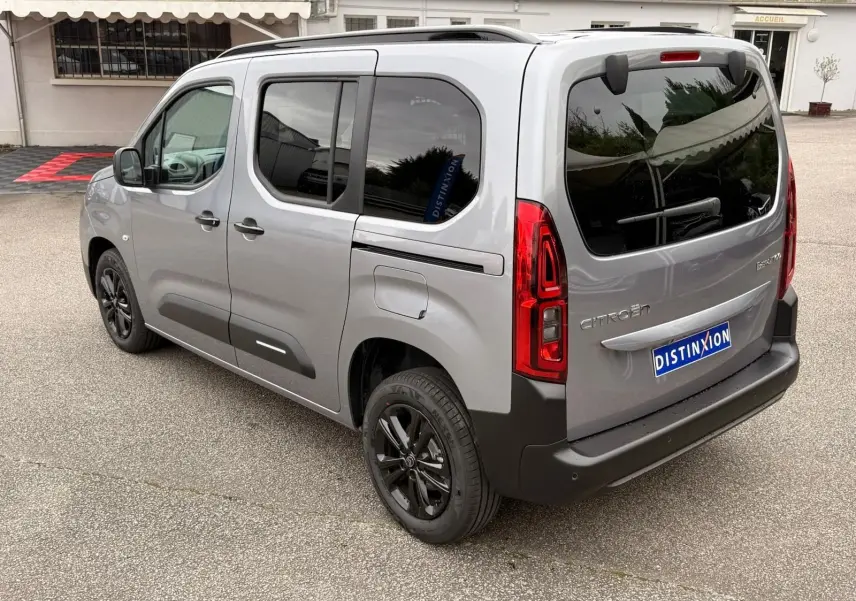 Vue 3/4 arrière côté gauche du Citroën Berlingo gris Artense 2025 avec vitres teintées et jantes noires.
