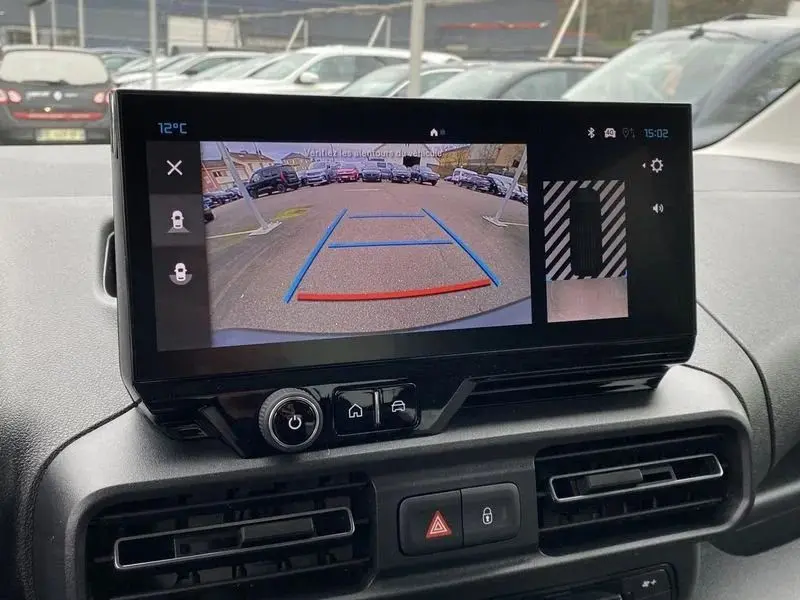 Écran central du Citroën Berlingo gris Artense 2025 montrant la caméra de recul avec guidage dynamique en vue arrière.