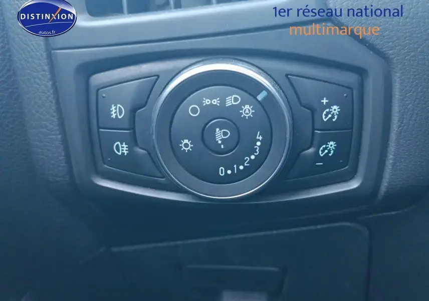 Gros plan sur le bouton de commande des phares du tableau de bord de la Ford Focus gris clair 2017 titanium