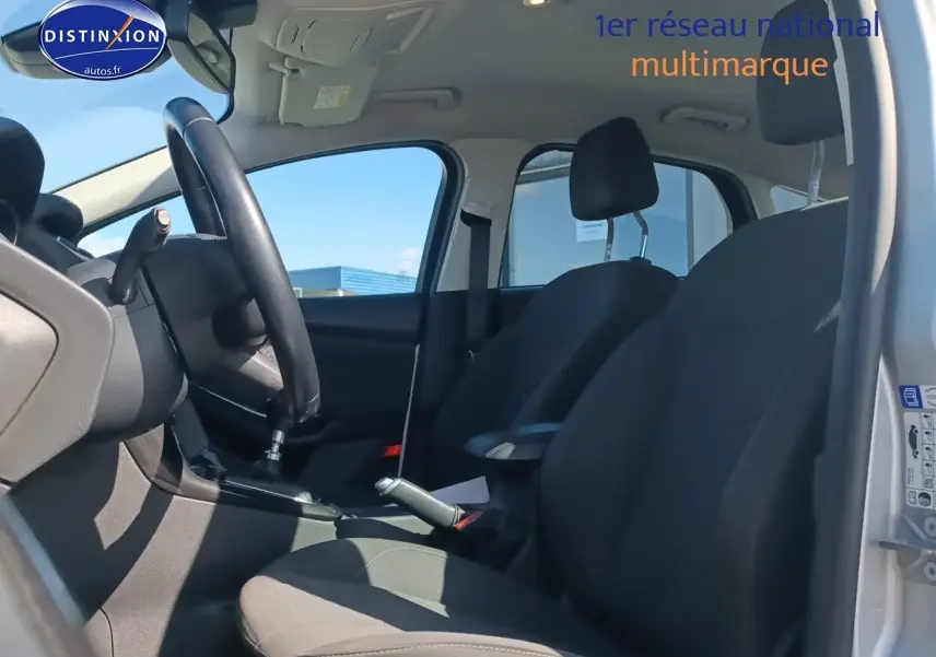 Intérieur noir de la Ford Focus 1.0 Ecoboost 125 Titanium 2017, vue côté conducteur avec volant cuir et accoudoir central.