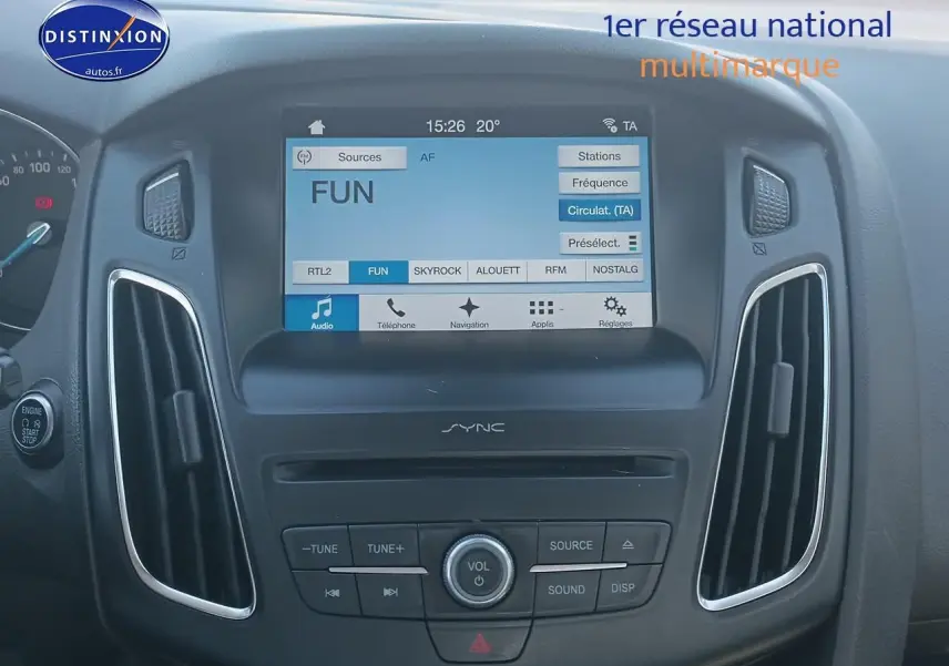 Tableau de bord noir de Ford Focus 2017 avec écran tactile SYNC affichant une radio en mode FUN.
