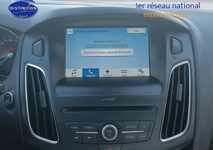 Tableau de bord de Ford Focus gris clair 2017 avec écran tactile SYNC affichant menu Bluetooth.