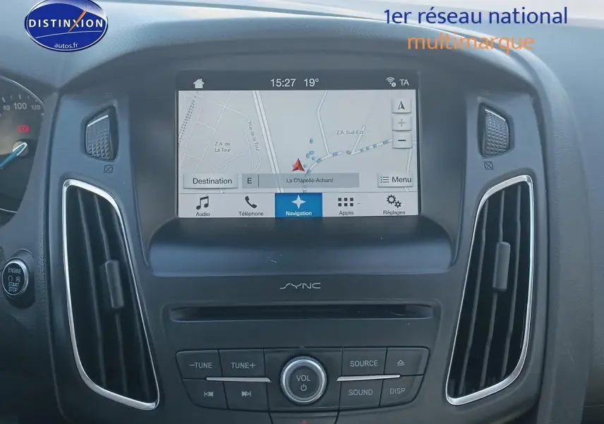 Vue rapprochée du tableau de bord de la Ford Focus Titanium 2017 avec écran tactile de navigation et commandes audio.
