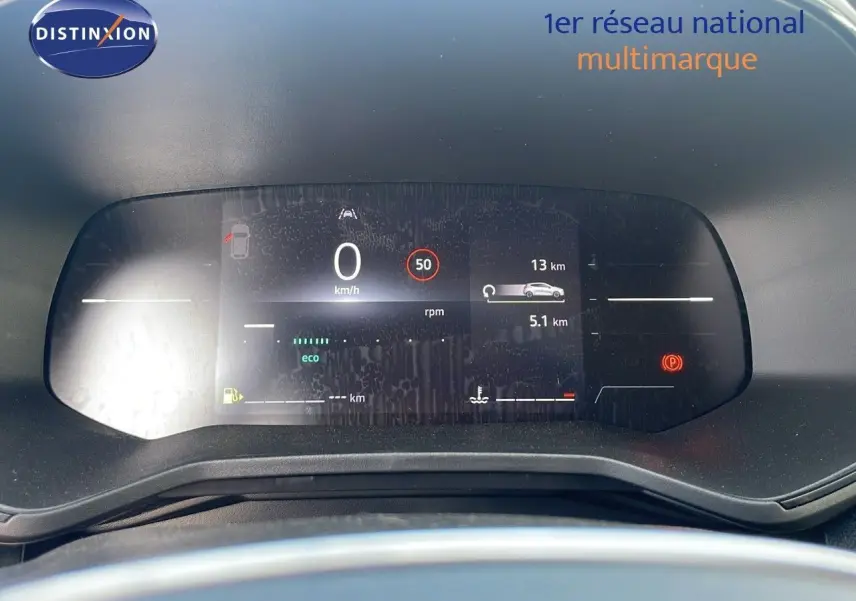 Tableau de bord numérique de Renault Clio 2025 affichant vitesse zéro et indicateurs de conduite en mode éco.