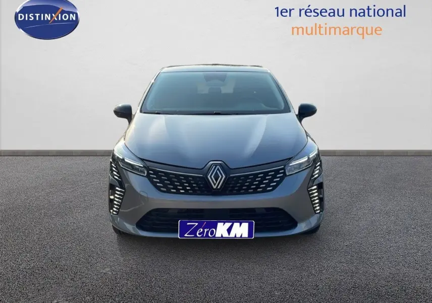 Vue frontale d'une Renault Clio 1.5 dCi 100ch Evolution gris schiste métal avec feux LED et calandre moderne.