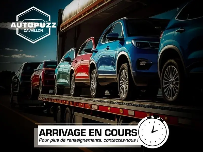 Vue de profil côté droit d'un Peugeot 3008 noir Perla Nera sur un camion porte-voitures en extérieur.