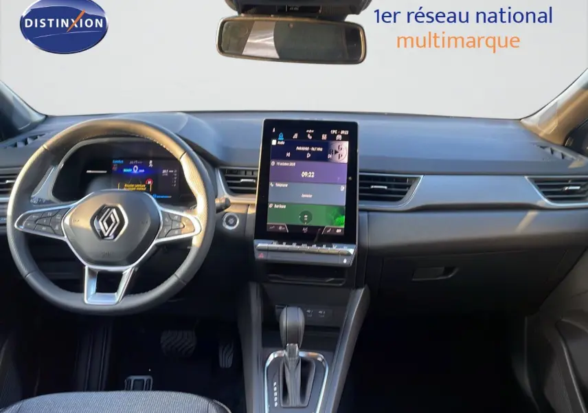 Intérieur du Renault Captur E-Tech hybride 2025, vue frontale du tableau de bord et écran tactile central.
