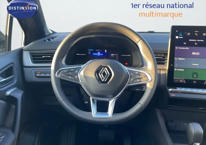 Vue intérieure centrée sur le volant Renault du Captur gris Cassiopée avec tableau de bord numérique et écran tactile.
