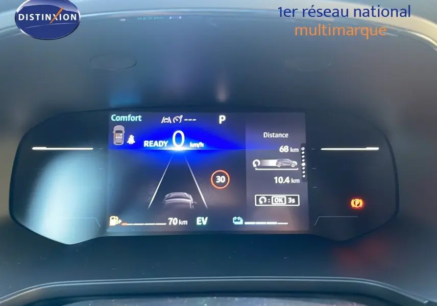 Tableau de bord numérique du Renault Captur E-Tech gris cassiopée, affichant la vitesse et l'autonomie en mode électrique.