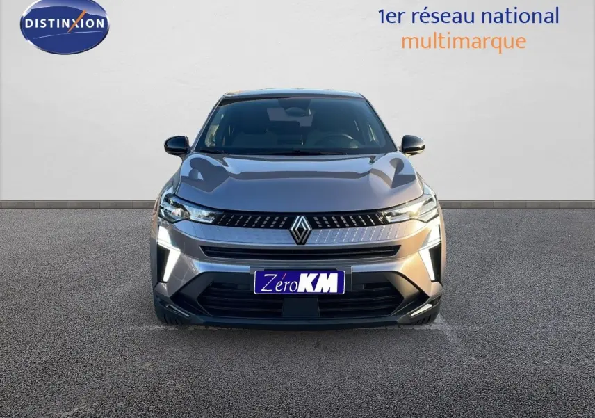 Vue frontale du Renault Captur E-Tech hybride 2025 en gris cassiopée métal avec éclairage LED allumé.