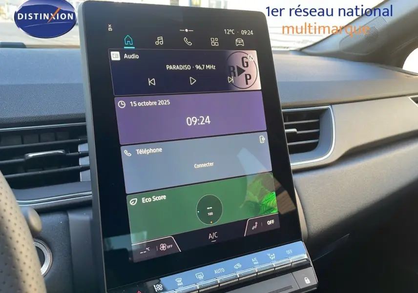 Vue rapprochée de l'écran tactile central du tableau de bord du Renault Captur gris Cassiopée Métal 2025.