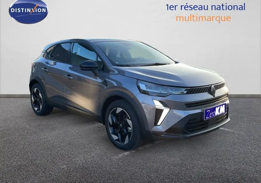 Renault Captur E-Tech hybride gris cassiopée métal vu en 3/4 avant droit avec feux LED et jantes noires distinctives.
