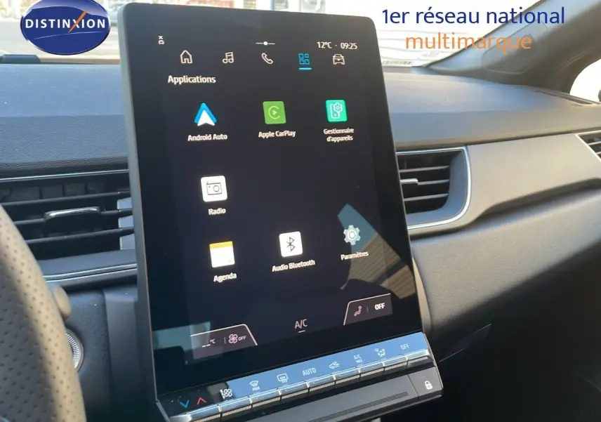 Vue intérieure du tableau de bord du Renault Captur 2025, écran tactile central affichant les applications connectées.