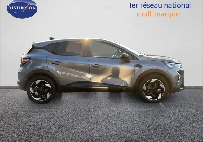 Profil côté gauche du Renault Captur E-Tech hybride gris cassiopée métal avec jantes noires et toit noir.