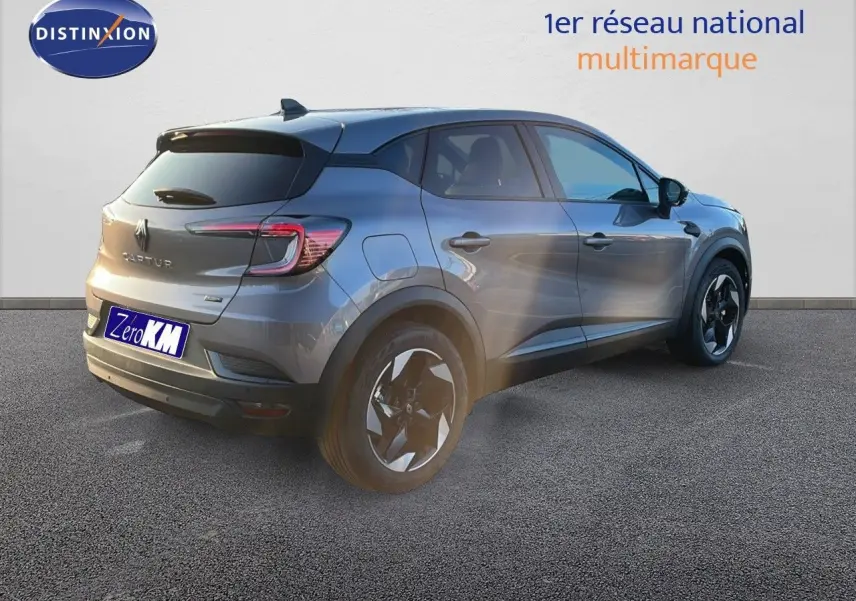 Renault Captur E-Tech hybride gris cassiopée métal vu de trois quarts arrière droit avec jantes noires distinctives.
