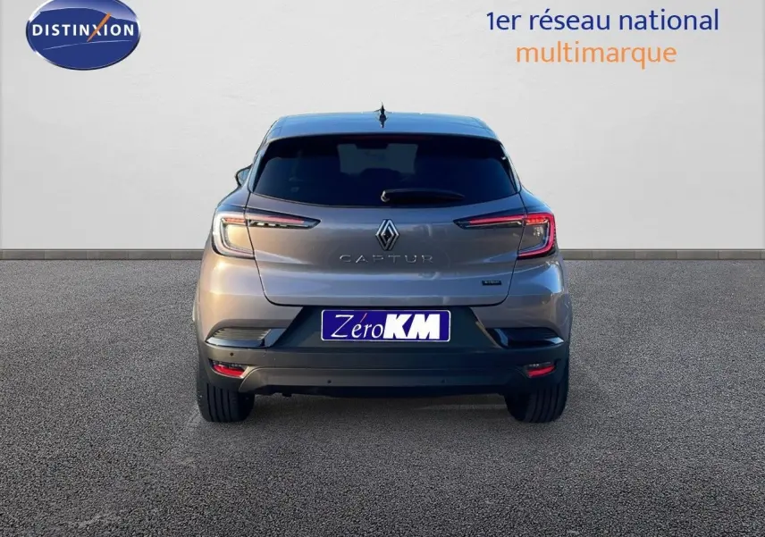 Vue arrière d'un Renault Captur gris Cassiopée Métal 2025 avec feux LED et logo central bien visibles.