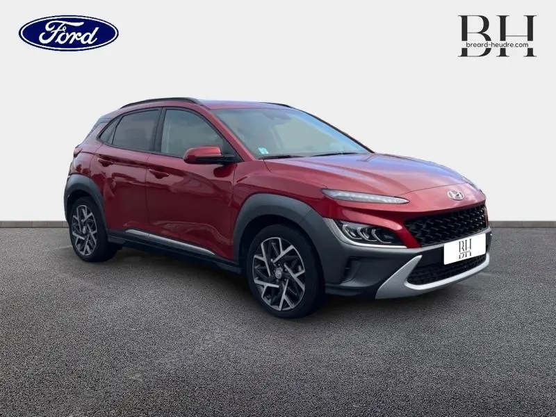 Hyundai Kona Pulse Red Métal en 3/4 avant droit, SUV compact avec jantes alliage et boucliers noirs contrastés.