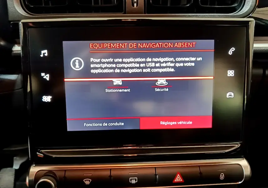 Écran tactile central de la Citroën C3 beige 2022 affichant un message d'absence d'équipement de navigation.