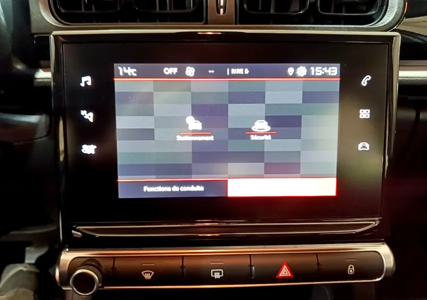 Écran tactile central allumé de la Citroën C3 beige 2022, affichant les fonctions de conduite et sécurité.