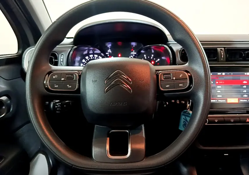 Vue centrée sur le volant multifonctions noir de la Citroën C3 2022, avec tableau de bord et écran tactile visible à droite.