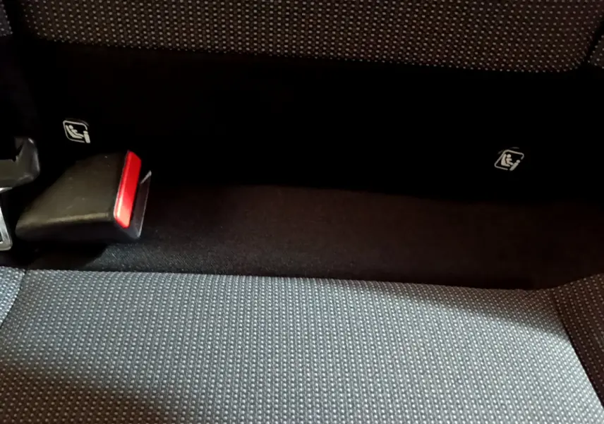 Gros plan sur la banquette arrière noire de la Citroën C3 avec ceintures de sécurité et fixations Isofix visibles.