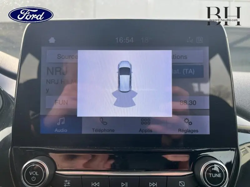 Écran tactile du système multimédia d'une Ford Fiesta 2020 gris lunaire, affichant la vue de surveillance du véhicule.