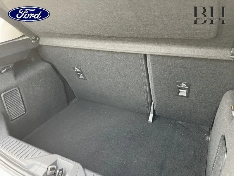 Vue intérieure du coffre de la Ford Fiesta 1.1 75ch Cool & Connect 2020, revêtement tissu noir, sans chargement visible.