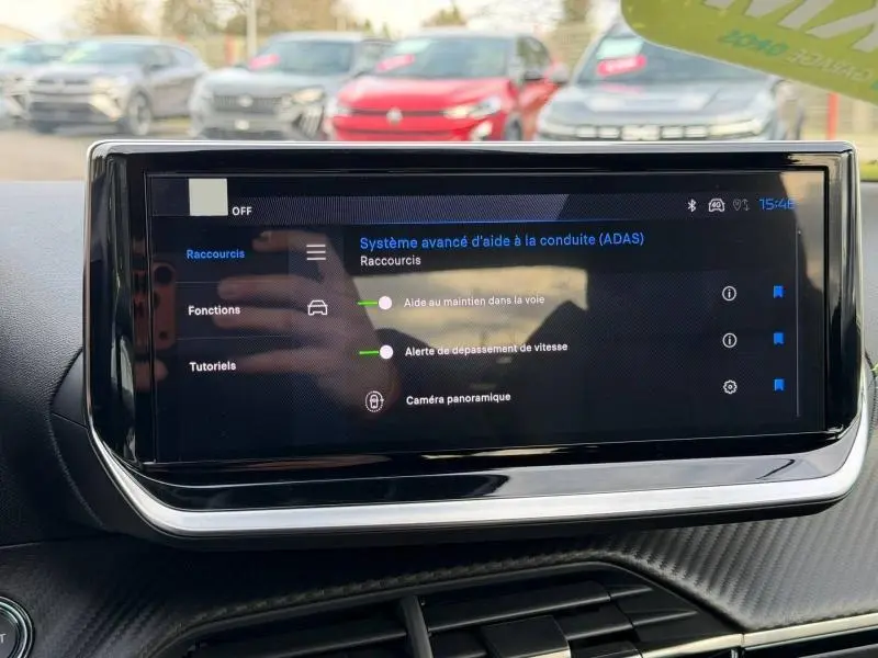 Écran tactile intérieur du Peugeot 2008 Hybrid affichant les aides à la conduite, vue frontale du tableau de bord.