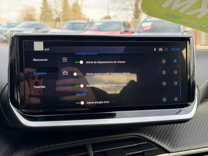 Écran tactile central du tableau de bord du Peugeot 2008 Hybrid 2025 affichant les alertes de sécurité.