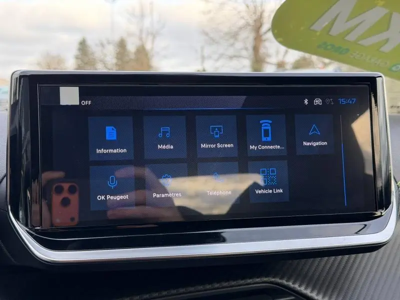 Écran tactile central du tableau de bord du Peugeot 2008 1.2 Hybrid 145ch GT, affichant le menu principal connecté.