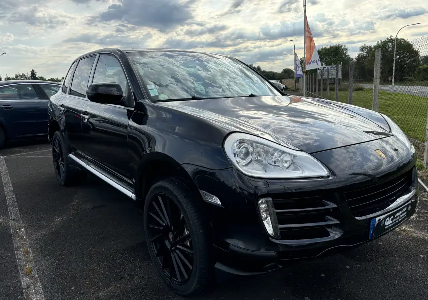 Vue 3/4 avant gauche d'un Porsche Cayenne S noir 2007 avec jantes noires et calandre caractéristique.
