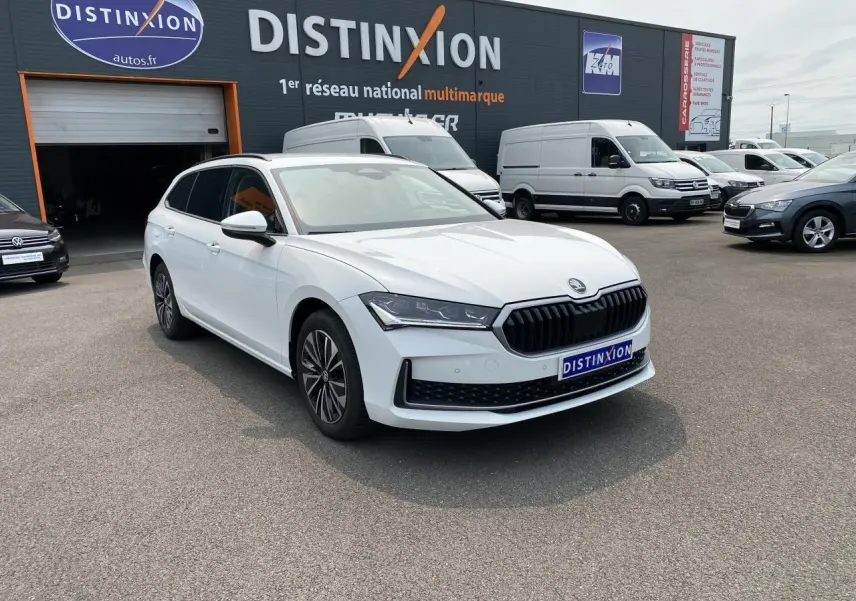 SKODA Superb Combi blanc pur vu de 3/4 avant droit, avec calandre noire et jantes alliage Alrakis 17 pouces.