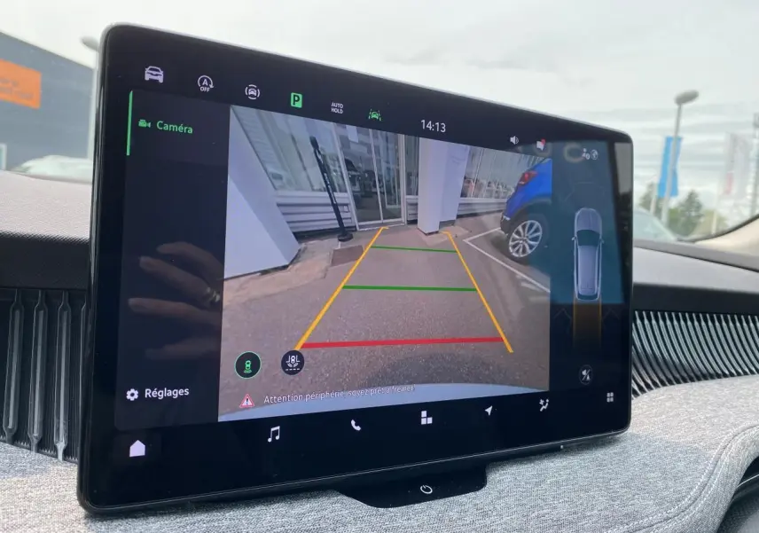 Écran tactile intérieur montrant la caméra de recul du Skoda Superb Combi blanc pure avec guidage coloré au sol.