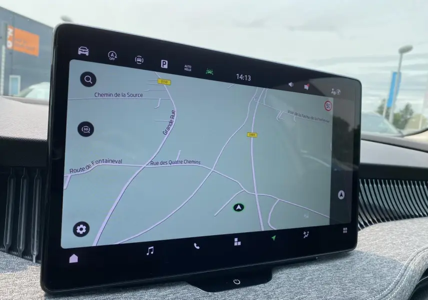 Écran tactile central affichant la navigation dans l'habitacle d'une Skoda Superb Combi blanche 2024.