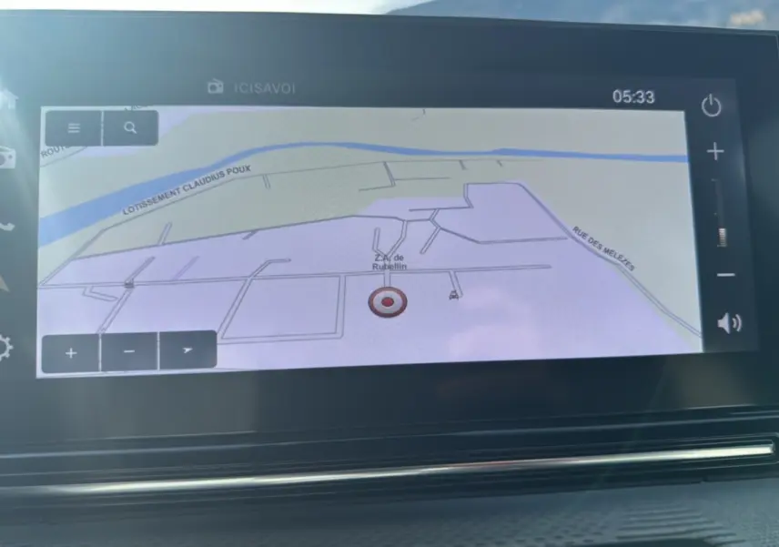 Écran tactile 10,25 pouces affichant la navigation GPS dans l'habitacle du Citroën C3 Aircross hybride.