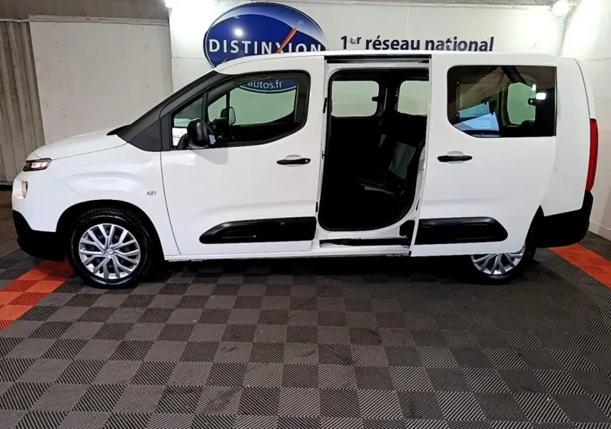 Vue latérale droite du Citroën Berlingo XL blanc 2019 avec porte coulissante ouverte, jantes alliage et protections noires.