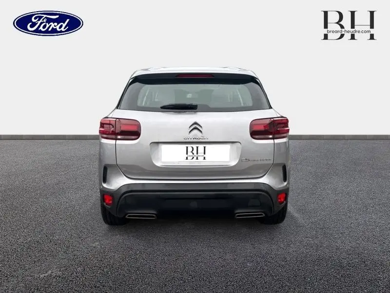 Vue arrière d'un Citroën C5 Aircross 2023 gris acier avec feux arrière LED et double sortie d'échappement intégrée.