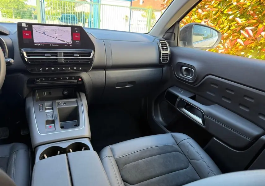 Vue intérieure côté passager du Citroën C5 Aircross blanc banquise, avec tableau de bord et écran tactile moderne.